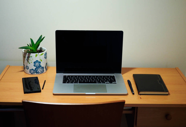 lezárás íróasztal laptop, telefon és notebook - Fotó, kép
