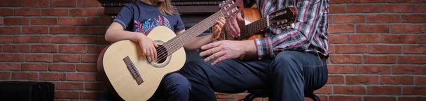 Imparare a suonare la chitarra. Educazione musicale e lezioni extra-curriculari. - Foto, immagini