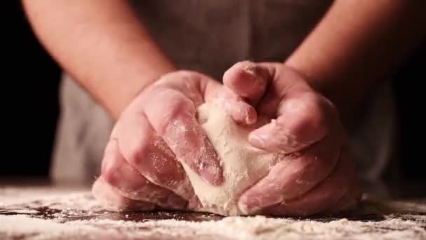 Primo piano su mani di chef che fanno la pasta a cucina. Processo di pasticceria da vicino - Filmati, video