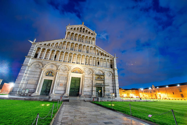 Katedrála Pisa v noci na poli zázraků. - Fotografie, Obrázek
