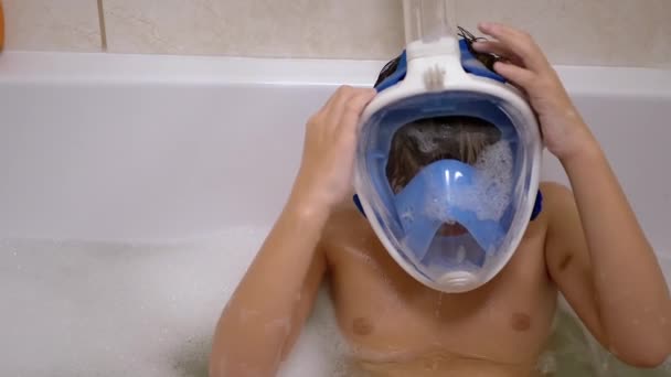 Happy Boy Bathes em banho com espuma, use máscara azul para mergulho. Aprendendo a mergulhar - Filmagem, Vídeo