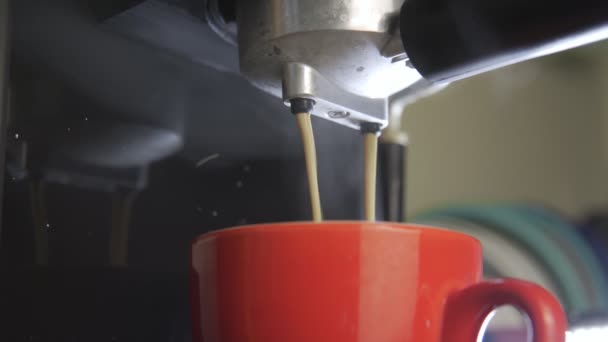 Kuvamateriaali B Rulla kaatamalla kahvia stream koneesta kuppiin. Kotona tekemässä espressoa. Käytetään suodatinpidikettä. Tuoretta jauhettua kahvia. Paahdetun mustan kahvin juominen aamulla.  - Materiaali, video