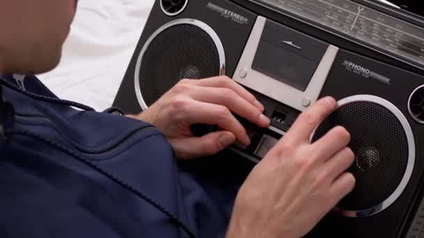 Elinde Eski Retro Ses Kayıt Cihazı, Yakından İnceleme, Parmaklarla Dokunma - Video, Çekim