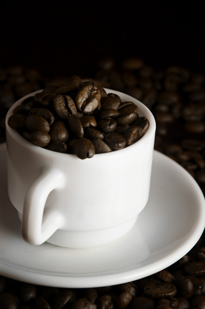 Белая чашка с кофейными зернами - Фото, изображение