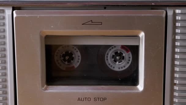 Abra y cierre una grabadora de cinta vintage con cassette antiguo de los años 90 en el interior. Zoom: - Metraje, vídeo