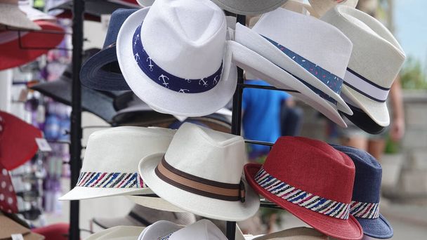 Krásné klobouky na stojanu                             - Fotografie, Obrázek