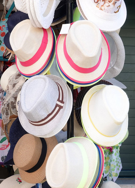  Graziosi cappelli selezione scelta negozio mercato                                - Foto, immagini