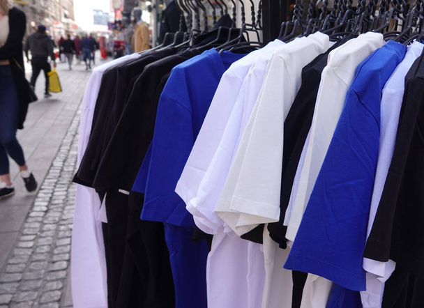  Сучасний одяг виставлена колекція сучасних футболок модні покупки
                                - Фото, зображення