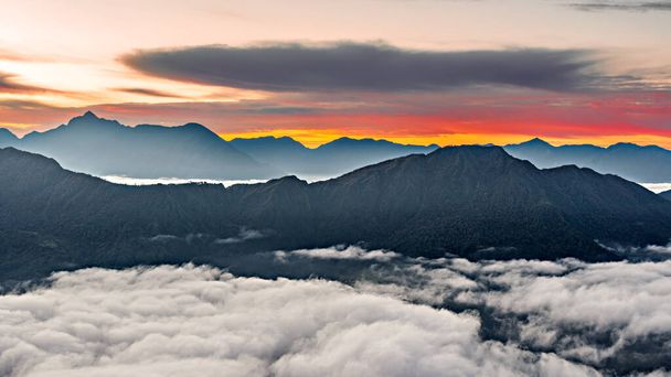 Blick auf die Sonnenuntergangslandschaft des Himalaya-Gebirges in Romanila Dande auf der Trekkingroute zum Mera-Gipfel in Nepal. - Foto, Bild