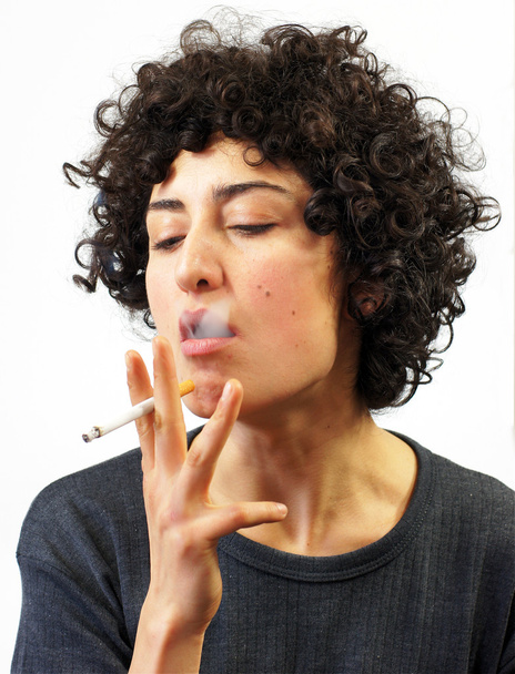 Mujer joven fuma
 - Foto, Imagen