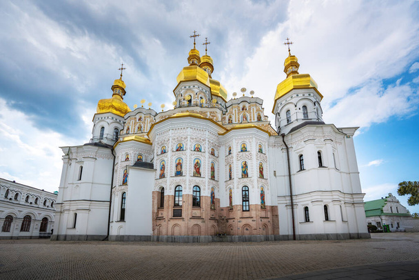 Dormition Cathedral at Pechersk Lavra luostari Complex - Kiova, Ukraina - Valokuva, kuva