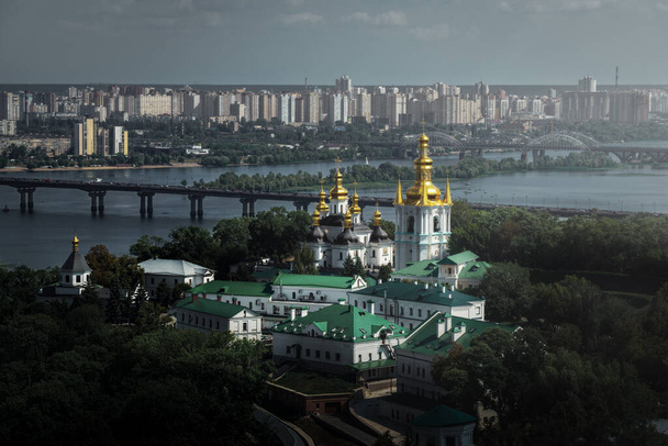 Vue aérienne de l'église de la Nativité de la Vierge au complexe du monastère de Pechersk Lavra - Kiev, Ukraine au complexe du monastère de Pechersk Lavra - Kiev, Ukraine - Photo, image