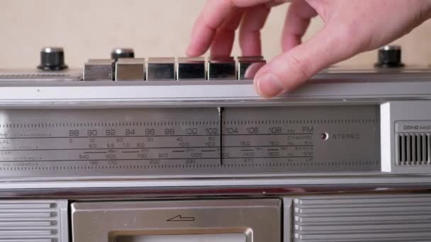 Presiona la mano femenina Play Button en el grabador de cinta retro con cassette. Zoom: - Metraje, vídeo