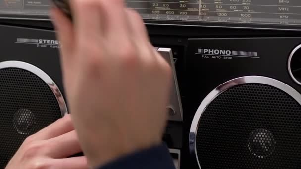 指男テープレコーダーにオーディオカセットを挿入し、再生ボタンを押す - 映像、動画