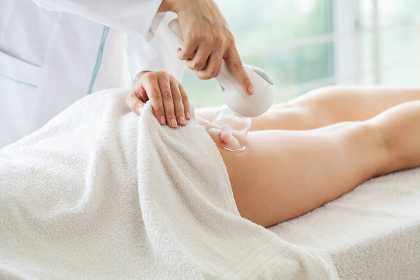 Жінка отримує масаж LPG для догляду за шкірою в студії краси
 - Фото, зображення