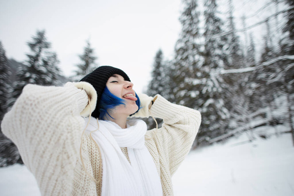 Dağların arka planında bir kadın portresi. Kış - Fotoğraf, Görsel
