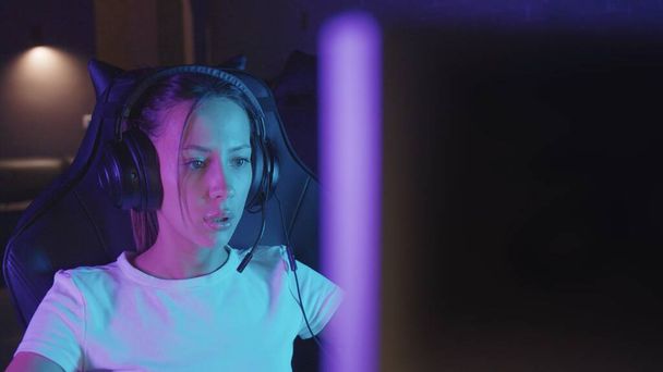 Fiatal koncentrált játékos nő játszik PC a játék klub - Fotó, kép
