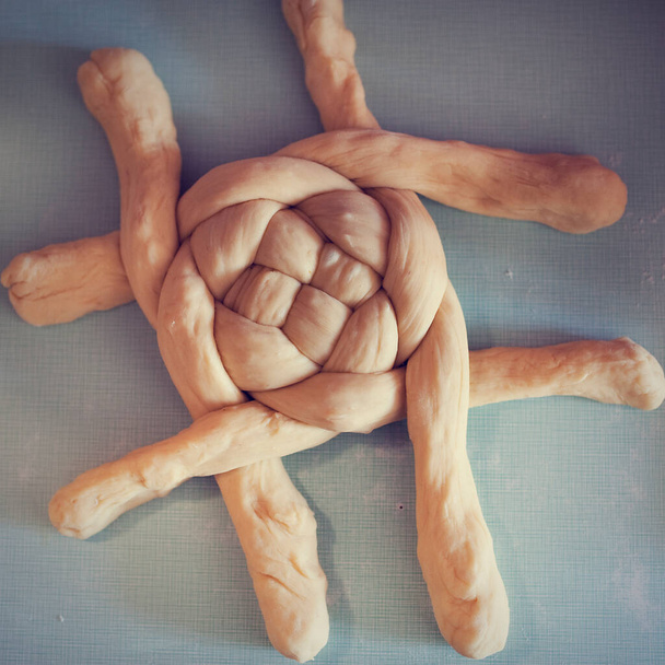 Приготування Великодня обплетене для випічки. Плетений пасхальний хліб. сезонне приготування їжі
 - Фото, зображення