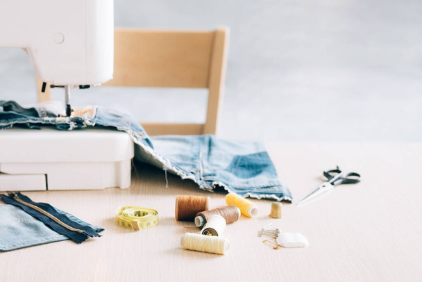Acessórios de costura da máquina de costura botões de rosca de tesoura para reparar ou costurar roupas em um desktop - Foto, Imagem