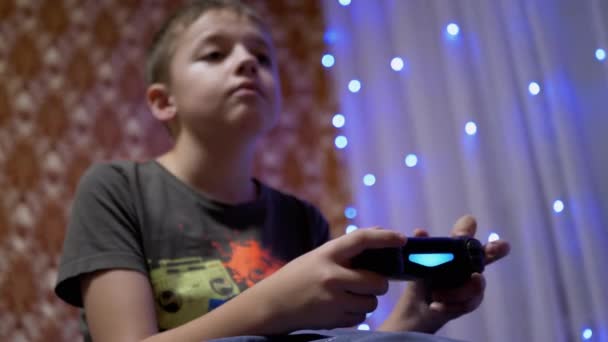 Tiener Boy Speel videospelletjes op Joystick, Druk op knoppen met vingers. 4K - Video