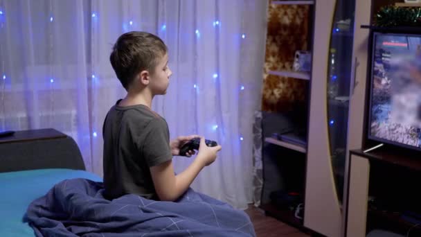 Tiener Boy Speel videospelletjes op Joystick, Druk op knoppen met vingers. 4K - Video