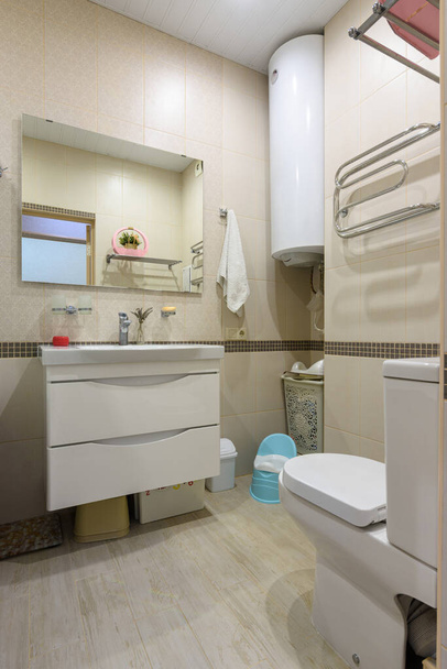 Het interieur van een compacte toiletruimte in een appartement - Foto, afbeelding