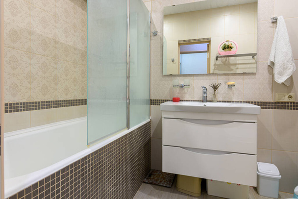 浴室のインテリア、浴室はガラスのパーティションによって洗面台から分離されます。 - 写真・画像