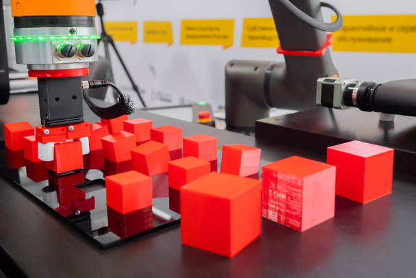 Pick és helyezze robot kar manipulátor mozgó piros játék blokkok robot kiállítás - Fotó, kép