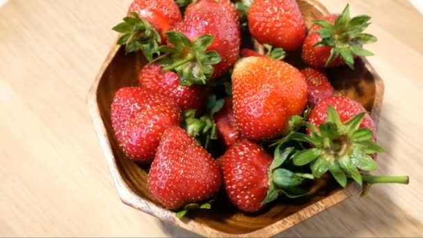 šťavnaté čerstvé chutné jahody. Pohled shora, otáčení 360 stupňů, detailní záběr - Záběry, video