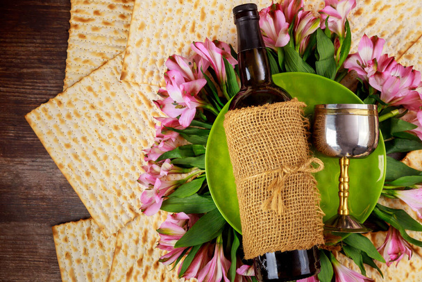 Matzos nekvašený chléb s lahví vína a dětským šálkem. Židovská dovolená v Pesachu. - Fotografie, Obrázek