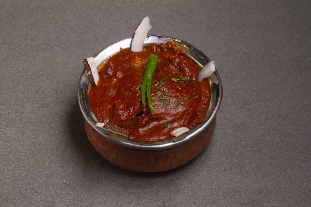 Paneer Butter Masala o Cheese Cottage Curry, popular menú indio de almuerzo / cena servido sobre un fondo malhumorado, enfoque selectivo - Foto, imagen