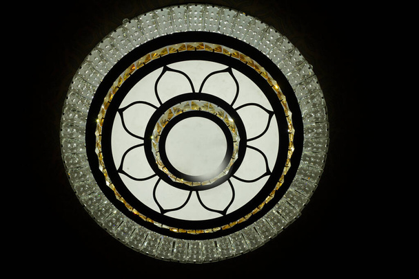 Gömülü ışıkları ve gerilmiş tavanı olan daha modern tavan, ışıklar açık - Fotoğraf, Görsel