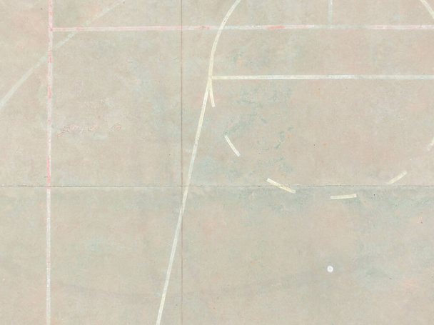 Drohnenaufnahme der Linien verschiedener Sportarten auf dem Boden eines Sportzentrums. Zenithal Ansicht. Blick von oben. - Foto, Bild
