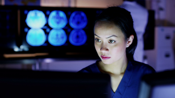 geç saate kadar bir bilgisayar ekranı önünde kadın tıbbi profesyonel - Video, Çekim