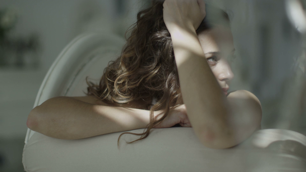 brünette modell relaxen im boudoir - Filmmaterial, Video