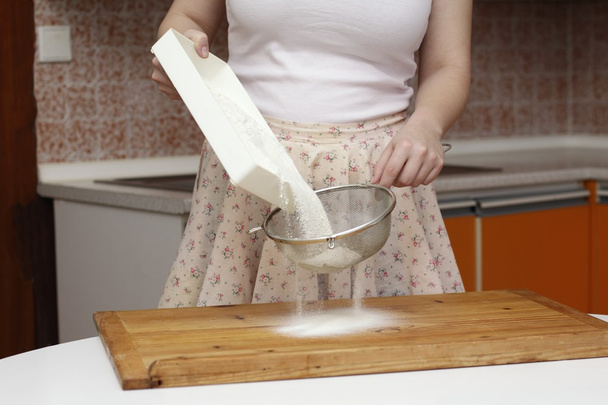 Es bueno tamizar la harina al comienzo de la cocción.
 - Foto, Imagen