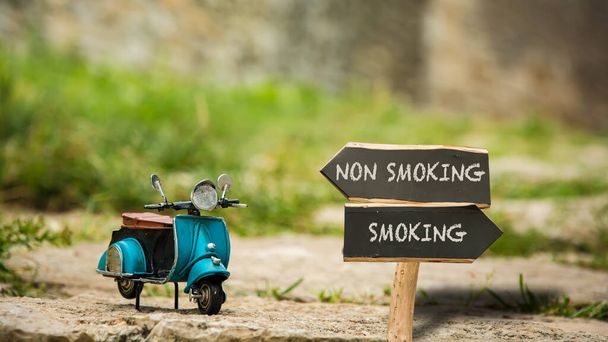 Straßenschild Wegweiser zum Rauchen versus Nichtraucher - Foto, Bild