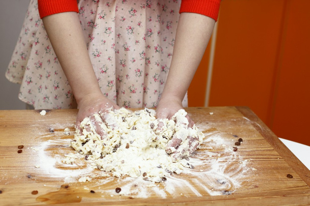 Nuori nainen valmistautuu makea kakku hänen keittiö
 - Valokuva, kuva