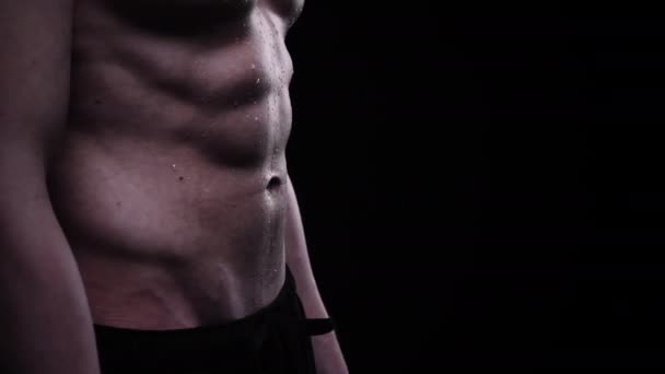 Uomo Sport Corpo Mostrando ABS con gocce d'acqua in esecuzione. Man Abs. Tensione muscolare. Concetto sportivo - Filmati, video