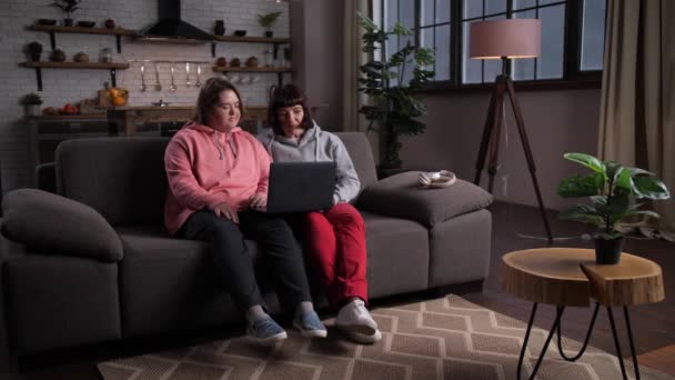 Vammainen tyttö äidin kanssa videopuhelun aikana kotona - Materiaali, video