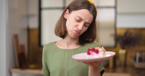 Frau trifft die Wahl zwischen gesundem Essen und süßem Dessert - Filmmaterial, Video