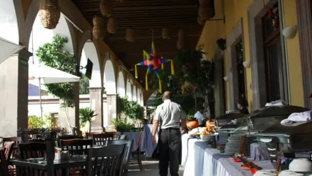Pinatas et lampes artisanales suspendues au plafond en bois dans le restaurant - Séquence, vidéo