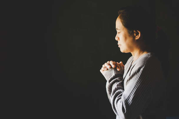 Keresztény élet krízis imádság Istenhez. Nő Imádkozzon Istenhez, hogy jobb élete legyen. Női kezek imádkoznak Istenhez a Bibliával. Könyörögni a megbocsátásért és hinni a jóságban.. - Fotó, kép