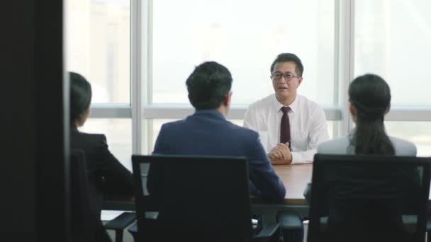 nervöse reife asiatische Geschäftsmann wird von einer Gruppe von Personalverantwortlichen im Büro des modernen Unternehmens interviewt - Filmmaterial, Video