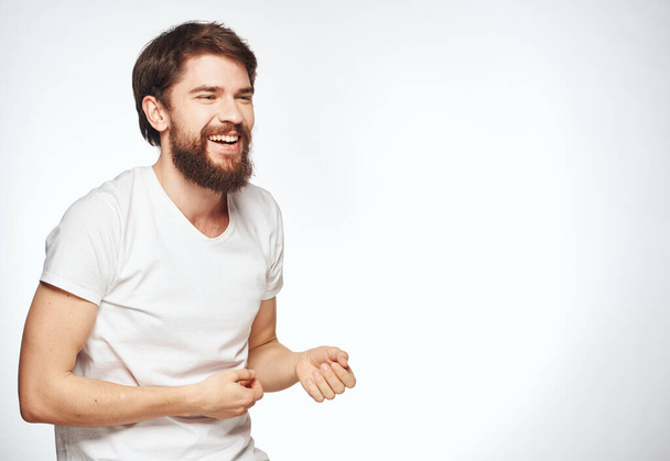 energieke man met baard op witte achtergrond gebaren met de handen bijgesneden uitzicht - Foto, afbeelding