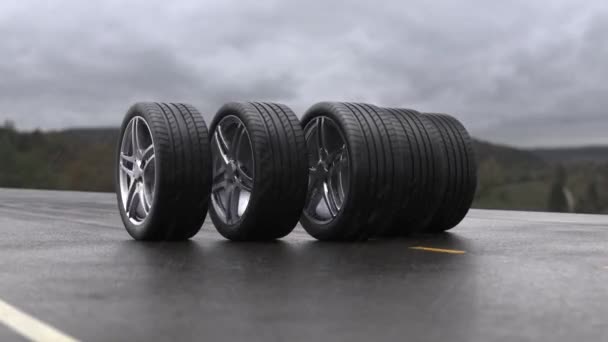 Neumáticos del coche del lazo rodando en asfalto mojado en la lluvia con una tormenta eléctrica - Metraje, vídeo