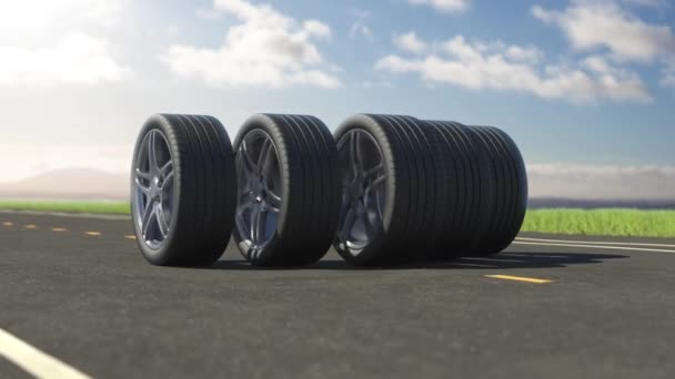 Llantas de coche de lazo rodando sobre asfalto en el verano - Metraje, vídeo