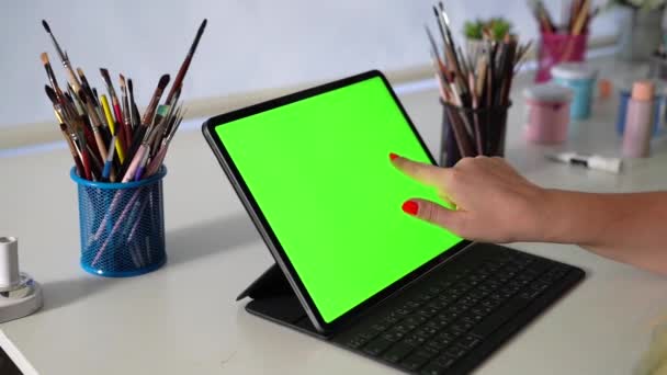 Umělkyně používající tablet - Záběry, video