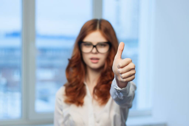 жіночий менеджер в білій сорочці жестикулює руками в офісі професіонала
 - Фото, зображення