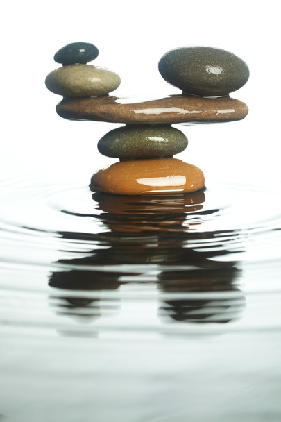 zorgvuldig uitgebalanceerde stenen in water - Foto, afbeelding